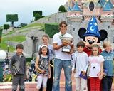 高清组图：新科法网冠军纳达尔现身迪士尼乐园