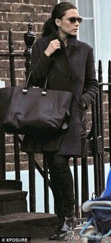 组图：小七嫩脸肉嘟嘟 贝嫂黑衣裹身酷帅出街