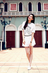 组图：江疏影街拍曝光 动静之间彰显浪漫率真