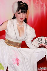 组图：宫雪花爆乳露底教书法 艳压低胸准亚姐