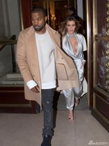 组图：卡戴珊银色深V装露半球 与老公恩爱牵手