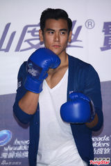 组图：彭于晏秀头皮事业线 8块腹肌害羞不见客