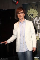 组图：周传雄发片温岚现身 送铁塔面包寓意深长