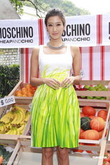 组图：谢婷婷曝锋芝同吃团年饭 阿Sa否认会秘婚