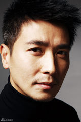 组图：保剑锋酷雅硬朗上阵演绎神秘性感男人