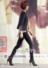 组图：张根锡文根英出席新剧《玛丽外宿中》发布会