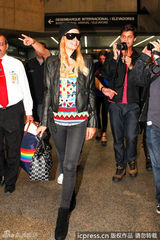 组图：帕丽斯-希尔顿现身机场遭男粉丝围堵