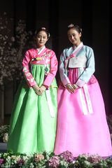 高清图：《张玉贞》发布 金泰熙刘亚仁古装亮相