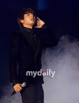 幻灯图：韩国赛我数码音乐颁奖礼 众歌手参加演出