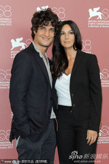 组图：《炎夏》记者会 贝鲁奇中性装亮相也妩媚