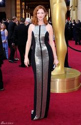 高清组图：奥斯卡红毯朱迪-格雷尔拼接裙曲线撩人