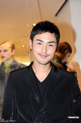 组图：陈法拉红裙亮相 阮经天否认接拍《大话西游》