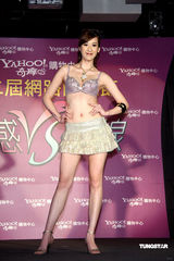 幻灯图：名模着各色内衣走秀 挑战肢体性感极限