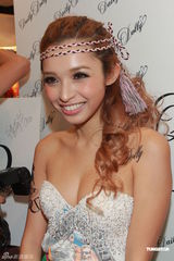 组图：徐濠萦出席新店开幕 不避讳去私人会所游泳