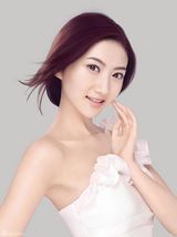 组图：景甜写真香肩半露 纯白性感极致女人味