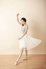 组图：董璇写真变身芭蕾舞者柔美优雅