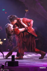 高清图：郑伊健个唱感谢蒙嘉慧 四度返场唱到哭