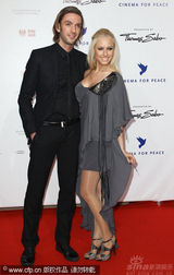 幻灯图：群星柏林出席电影活动 女星盛装亮相抢镜