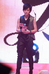 高清组图：张芸京深情献唱 无袖西装个性依旧