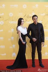 组图：“连城”袁姗姗秀美肩 明道挥手心情靓