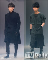 组图：T-ara孝敏等众星看秀 超短裙秀长腿