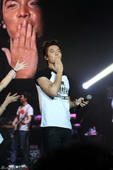 高清图：李敏镐北京曝私密档案 抛吻送拥抱