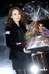 幻灯图：容祖儿熟女装扮代言 将任Twins演唱会嘉宾