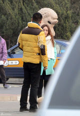 组图：姚笛任重路边拍戏对剧本 姚笛换百万豪车