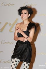 组图：郑秀文低胸性感亮相 笑言收婚戒重在心意