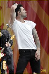 组图：魔力红热力献唱 亚当身姿妖娆表情逗笑