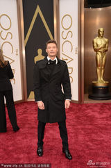 组图：第86届奥斯卡红毯 主持人瑞安竖大拇指