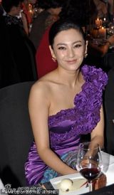 组图：张雨绮性感造型凹凸有致 王全安牵娇妻秀恩爱