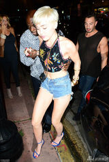 组图：麦莉塞勒斯玩疯 粉丝被救护车抬走