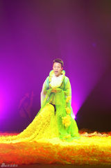 幻灯图集：李玉刚赴日巡演彩排照曝光 轻装上阵