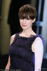 组图：《悲惨世界》首映 海瑟薇秀腿阿曼达露背