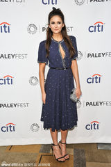 组图：《吸血鬼》妮娜印花蓝裙中门大开博眼球