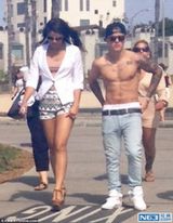 组图：比伯与新模特女友海边嬉戏 不顾裤子滑落