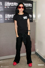 幻灯图：莫文蔚黑衣扮潮女 薛凯琪懒理“艳照门”