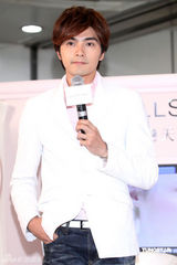 幻灯图：贺军翔化妆品代言 面临兵役问题很尴尬