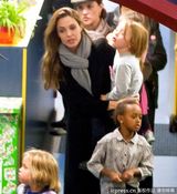 组图：朱莉抱希洛为万圣节扫货 孩子军团乐融融