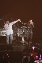 组图：周杰伦香港演唱会落幕 陈奕迅台上力挺