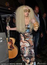 组图：Gaga怪人眼镜爆炸头抢镜 秀名画印花裙