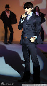 高清图：Rain首尔时装秀登台献艺 帅气舞蹈魅力四射