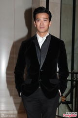 组图：诸葛梓岐儿子百日宴 张智霖赠床上用品