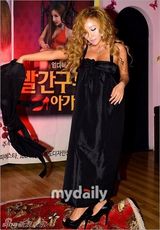 组图：韩女星短裙露底演成人剧 透明睡衣秀豪乳