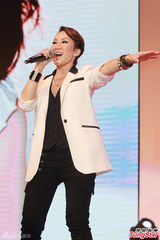 组图：李玟发新碟热歌辣舞 曝跟黄晓明学脏话