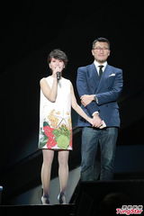组图：许茹芸新婚首唱 与老公台上牵手拥抱
