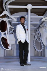 组图：古天乐野人造型走秀 对郭富城婚讯避不表态