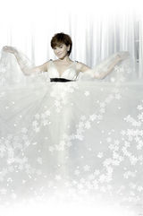 组图：柯以敏拍写真展现活力状态 正在筹备新专辑