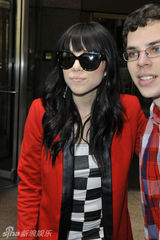 组图：卡莉-蕾甜美街拍 黑白方格裙秀美腿